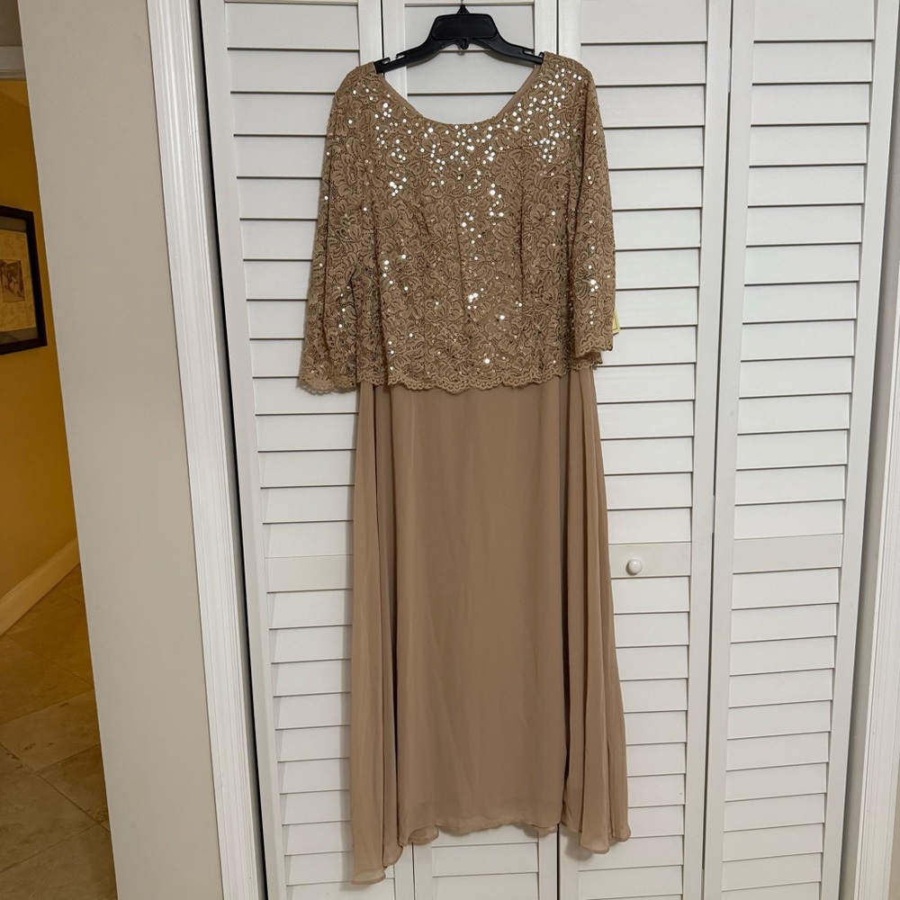 Roman’s Lace popover evening formal gown - Picture 2 of 7
